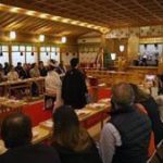 駐日各国大使館員 模擬神前挙式への列席を体験